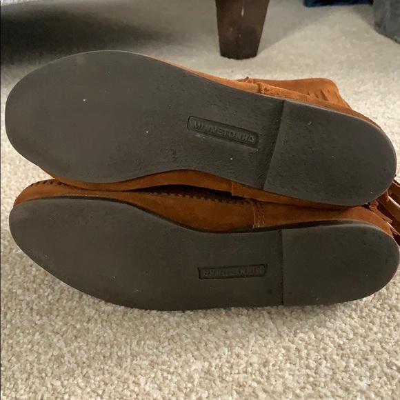 Minnetonka 3-Layer Fringe Suede Brown Boots, 8 - Picture 7 of 11